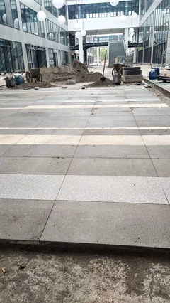 路沿石、路邊石與路牙石安裝隊 市政道路工程的精細工匠